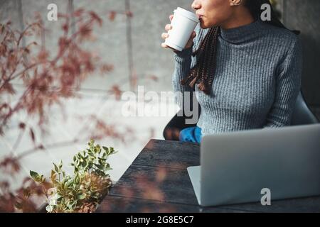 Sogar zwei Schlucke Kaffee können Ihren Tag erhellen Stockfoto