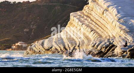 Kreidefelsen Scala dei Turchi, türkische Treppe, Einzelperson, die die Aussicht genießt, Realmonte, Sizilien, Italien Stockfoto