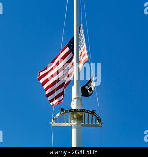 Fahnenmast mit Aufschrift Geburtsort der amerikanischen Freiheit, Flagge der USA auf Halbmast, Lexington Battle Green, Massachusetts, USA Stockfoto