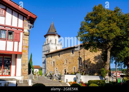 Kirche Eglise Notre-Dame-de-l'Assomption d'Ainhoa, Ainhoa, Departement Pyrenees-Atlantiques. Region Nouvelle-Aquitaine, Baskisch, Baskisch Stockfoto