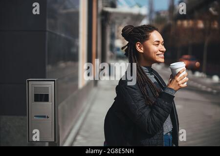 Sich so glücklich zu fühlen, während Sie ein heißes Getränk genießen Stockfoto