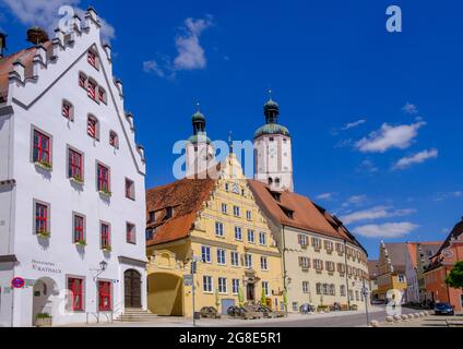 Marktplatz und Kirche Türme der Pfarrkirche St. Emmeram, Wemding, Landkreis Donau-Ries, Schwaben, Bayern, Deutschland Stockfoto