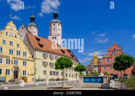 Marktplatz und Kirche Türme der Pfarrkirche St. Emmeram, Wemding, Landkreis Donau-Ries, Schwaben, Bayern, Deutschland Stockfoto