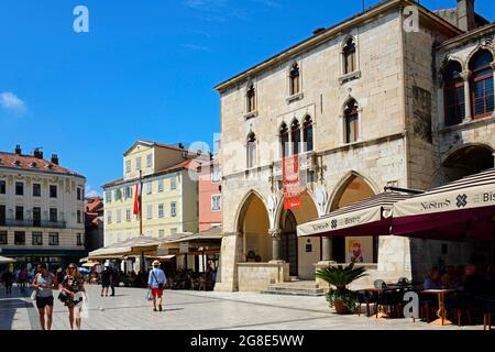 Häuser auf dem Narodni Trg Platz, auf der rechten Seite das Rathaus, Altstadt, Split, Mitteldalmatien, Kroatien Stockfoto