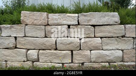 Trockensteinmauer aus Natursandsteinen, Bayern, Deutschland Stockfoto