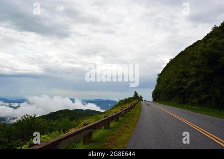 Ein Abschnitt des Blue Ridge Parkway, der am Rande des Berges in der schroffen Gartengegend in der Nähe von Asheville, NC, verläuft. Stockfoto