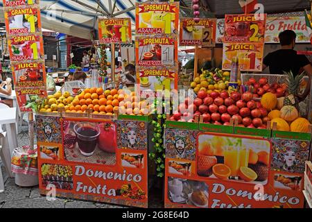 Typische Marktstände in engen Gassen, Marcato di Ballaro, Palermo, Sizilien, Italien Stockfoto