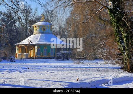 Chinesisches Teehaus im Winter, Schlosspark Sans Souci, Potsdam, Brandenburg, Deutschland Stockfoto