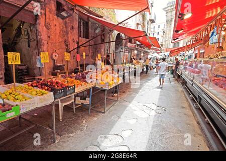 Typische Marktstände in engen Gassen, Marcato di Ballaro, Palermo, Sizilien, Italien Stockfoto