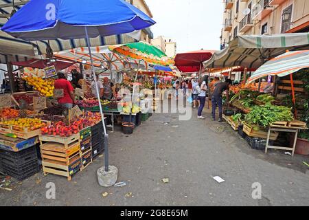 Typische Marktstände in engen Gassen, Marcato di Ballaro, Palermo, Sizilien, Italien Stockfoto