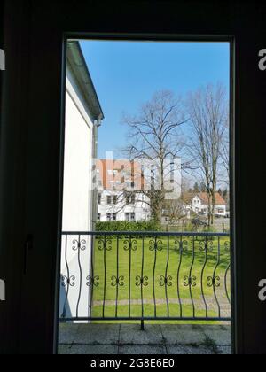 Wunderschöner Blick auf den Garten vom Balkon Stockfoto