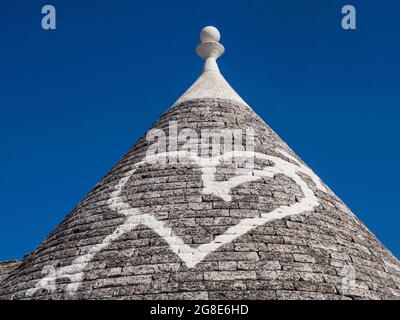 Rundes Schieferdach mit Herz, Trulli-Haus, Bezirk Monti, Alberobello, Valle d'Itria, Provinz Bari, Apulien, Italien Stockfoto