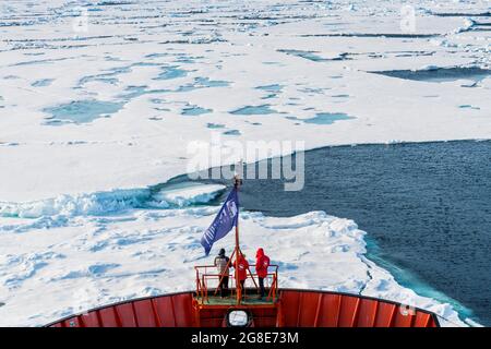 Touristen beobachten das Eis an Bord eines Eisbrechers brechen, Nordpol, Arktis Stockfoto