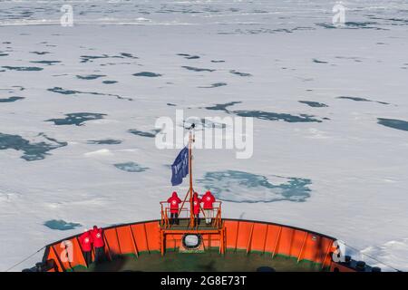 Touristen beobachten das Eis an Bord eines Eisbrechers brechen, Nordpol, Arktis Stockfoto