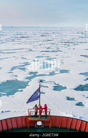 Touristen beobachten das Eis an Bord eines Eisbrechers brechen, Nordpol, Arktis Stockfoto