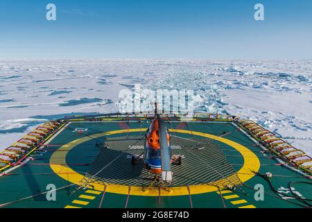 Hubschrauber auf dem Helipad des Eisbrechers '50 Jahre Sieg' auf dem Weg zum Nordpol, der durch das Eis bricht, Arktis Stockfoto