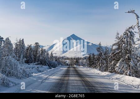 Schneebedeckte Gebirgskette Suntar-Khayata, Road of Bones, Sakha Republic, Yakutien, Russland Stockfoto