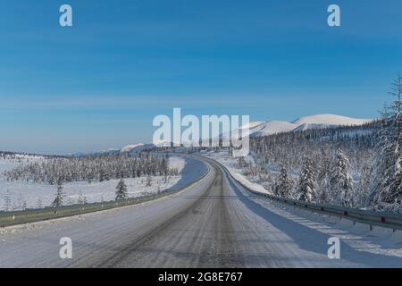 Schneebedeckte Gebirgskette Suntar-Khayata, Road of Bones, Sakha Republic, Yakutien, Russland Stockfoto