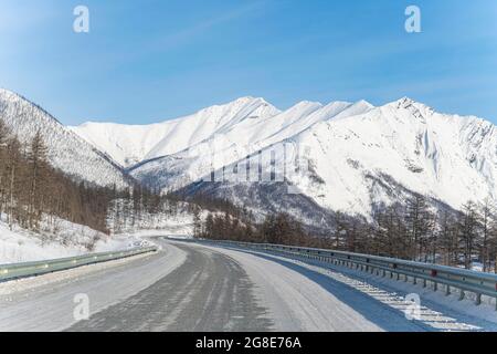 Schneebedeckte Gebirgskette Suntar-Khayata, Road of Bones, Sakha Republic, Yakutien, Russland Stockfoto