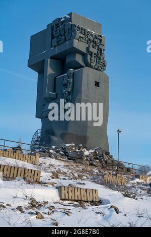 Trauermaske zur Erinnerung an die vielen Gefangenen, die in den Gulag-Gefangenenlagern, Magadan, Magadan, Russland, gelitten und gestorben sind Stockfoto