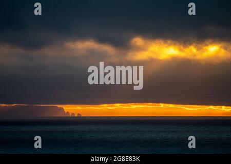 Küste von Strandir bei Sonnenuntergang, Hunafjoerour, Skagi-Halbinsel, Island Stockfoto