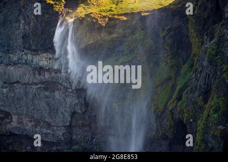 Wasserfall fällt über die Klippe und wird vom Wind weggeblasen, Skagi Peninsula, Skagafjoerour, Norourland vestra, Island Stockfoto