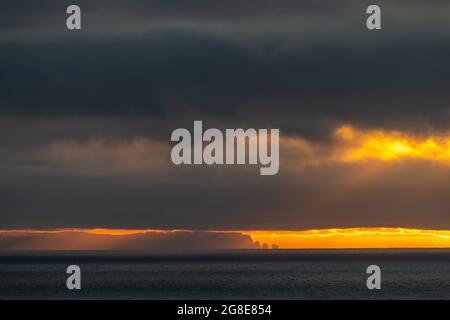 Küste von Strandir bei Sonnenuntergang, Hunafjoerour, Skagi-Halbinsel, Island Stockfoto