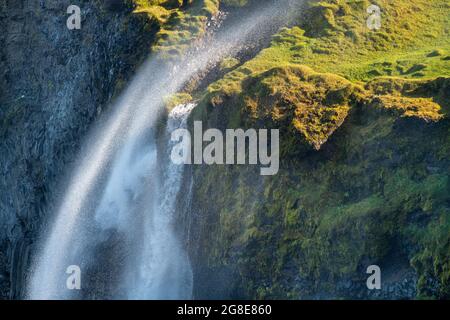 Wasserfall fällt über die Klippe und wird vom Wind weggeblasen, Skagi Peninsula, Skagafjoerour, Norourland vestra, Island Stockfoto