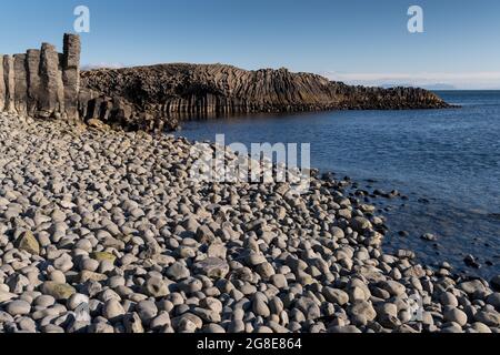 Basaltklippe und Strand mit abgerundeten Steinen, Kalfshamarsvik, Skagi Peninsula, Island Stockfoto