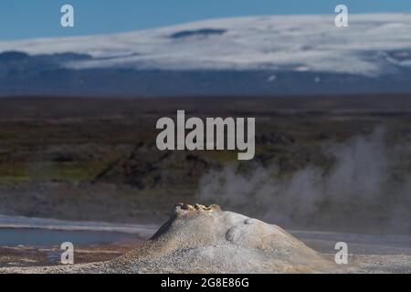 Dampfende heiße Quelle Oeskjuhoell oder Oeskurholhver vor dem Gletscher, Hochtemperaturgebiet oder Geothermiegebiet Hveravellir, Kjoelur, Highlands Stockfoto