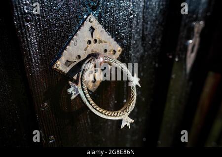 Türklopfer, alte Torfkirche von Groef oder Grafarkirkja bei Hofsos, Skagafjoerour, Skagafjoerdur, Nordisland, Island Stockfoto