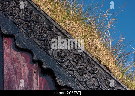 Tafel und Grasdach mit Schnitzereien verziert, alte Torfkirche von Groef oder Grafarkirkja in der Nähe von Hofsos, Skagafjoerour, Skagafjoerdur, Nordisland Stockfoto