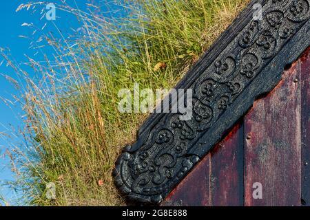 Tafel und Grasdach mit Schnitzereien verziert, alte Torfkirche von Groef oder Grafarkirkja in der Nähe von Hofsos, Skagafjoerour, Skagafjoerdur, Nordisland Stockfoto