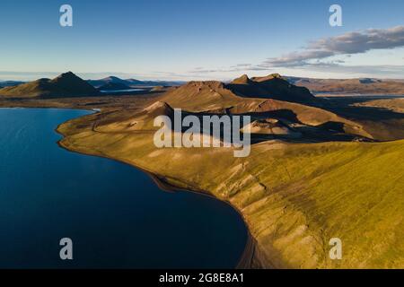 Luftaufnahme, See Frostastaoavatn oder Frostadavatn und Vulkankrater Stutur, Norournamshraun Lavafeld, Landmannalaugar, Fjallabak Stockfoto