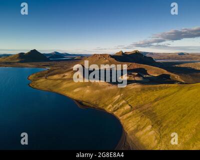 Luftaufnahme, See Frostastaoavatn oder Frostadavatn und Vulkankrater Stutur, Norournamshraun Lavafeld, Landmannalaugar, Fjallabak Stockfoto