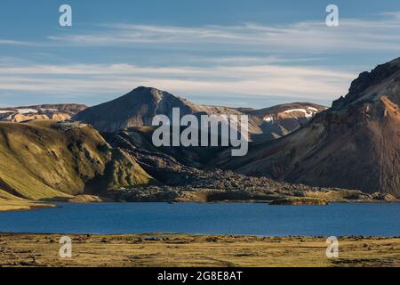 Luftaufnahme, See Frostastaaoavatn oder Frostadavatn, Namshraun Lavafeld, Landmannalaugar, Fjallabak, isländisches Hochland, Island Stockfoto