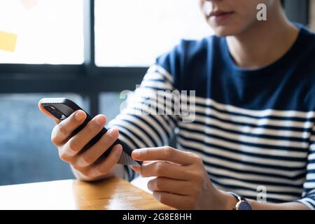 Ein Geschäftsmann vervollständigt KYC mithilfe eines Online-Banking-Programms, um ein digitales Sparkonto zu eröffnen. Die Definition von Cyber-Sicherheit. Stockfoto