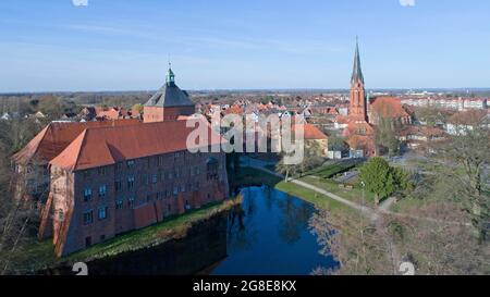 Luftaufnahme von Schloss und Kirche in Winsen/Luhe, Niedersachsen, Deutschland Stockfoto