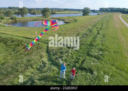 Luftaufnahme, Mutter und Sohn fliegen einen Drachen, Bleckede, Niedersachsen, Deutschland Stockfoto