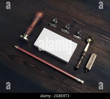 Branding-Schreibwaren-Mockup. Vintage-Schreibwaren auf Holzhintergrund. Leere Objekte zum Platzieren Ihres Designs. Stockfoto