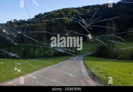 Zerbrochene Windschutzscheibe durch Hagelsteine auf einem Auto, Hagelschäden, Österreich Stockfoto