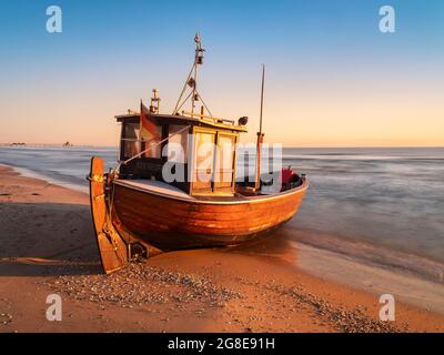 Fischerboot am Strand, Morgenlicht, Ahlbeck, Insel Usedom, Mecklenburg-Vorpommern, Deutschland Stockfoto