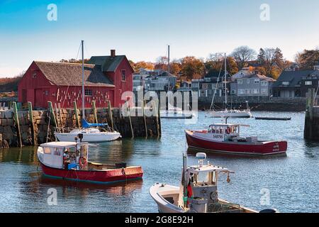 Red Fishing Shack im Hafen, Bradley Wharf, Bearskin Neck, Rockport, Cape Ann, Massachusetts, New England, USA Stockfoto