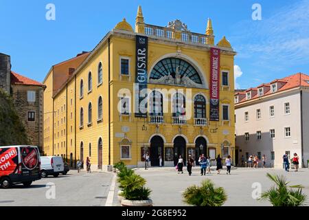 Kroatisches Nationaltheater auf dem Gaje Burat Platz, Split, Mitteldalmatien, Kroatien Stockfoto