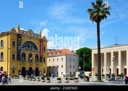 Kroatisches Nationaltheater und Kirche Gospa od zdravlja auf dem Gaje Bulat-Platz, Split, Mitteldalmatien, Kroatien Stockfoto