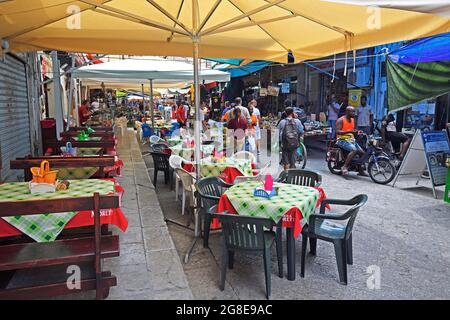 Typische Marktstände in engen Gassen, Marcato di Ballaro, Palermo, Sizilien, Italien Stockfoto