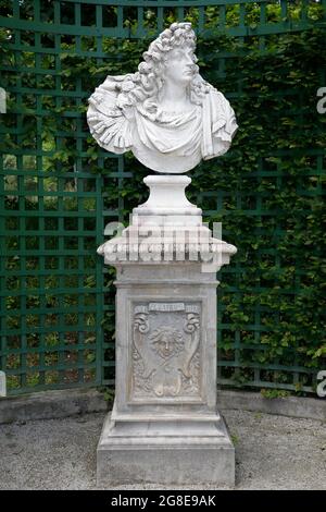 Büste von Ludwig dem XIV vo, dem Sonnenkönig, im Portikus, im Westparterre, im Schlosspark, Schloss Linderhof, Oberbayern, Bayern, Frankreich Stockfoto