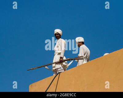 Soldaten in traditioneller Kleidung, Amber Fort, Jaipur, Rajasthan Stockfoto