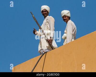 Soldaten in traditioneller Kleidung, Amber Fort, Jaipur, Rajasthan Stockfoto