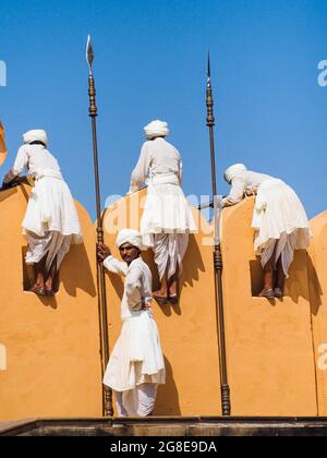 Soldaten in traditioneller Kleidung, Amber Fort, Jaipur, Rajasthan Stockfoto